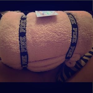 Victoria’s Secret PINK cozy blanket! NWT!!
